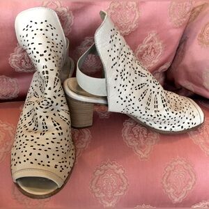 Glove soft perforated leather Sandals Shoes Heels Elastic back stretch Pip toe